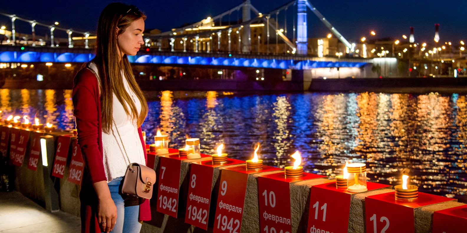 День памяти москва. Линия памяти Крымская набережная. «Линия памяти» в Москве. Акция свеча памяти Москва. 1418 Огней на набережной.